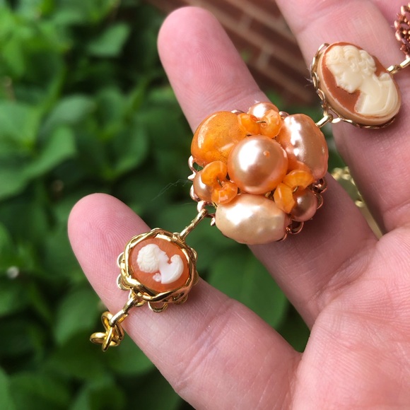 “Peaches and Cream” 🍑🍨 Hand crafted bracelet from repurposed vintage earrings - Picture 4 of 7